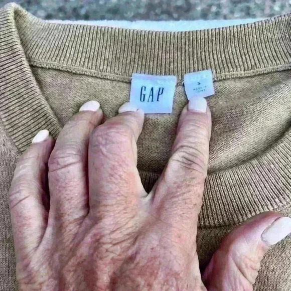 GAP - SMALL LOVE SWEATER - Beige with colorful LOVE - Picture 2 of 8